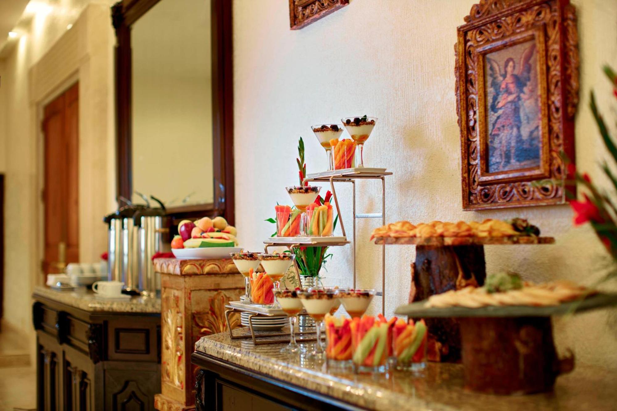 Fiesta Americana Hacienda Ixtapan De La Sal Zewnętrze zdjęcie A buffet at a hotel