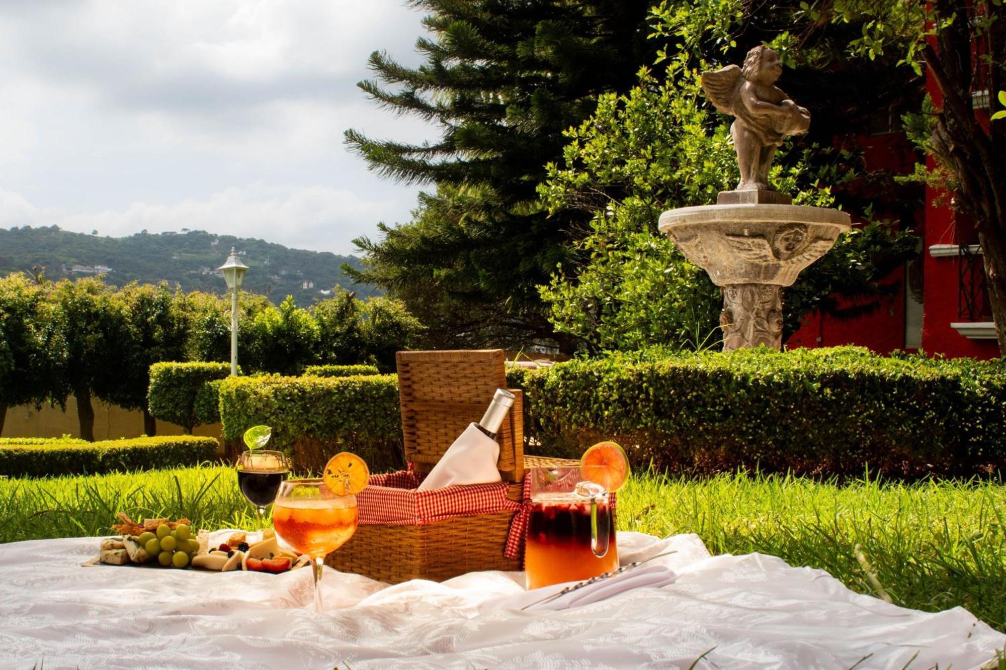 Fiesta Americana Hacienda Ixtapan De La Sal Zewnętrze zdjęcie A picnic in Italy
