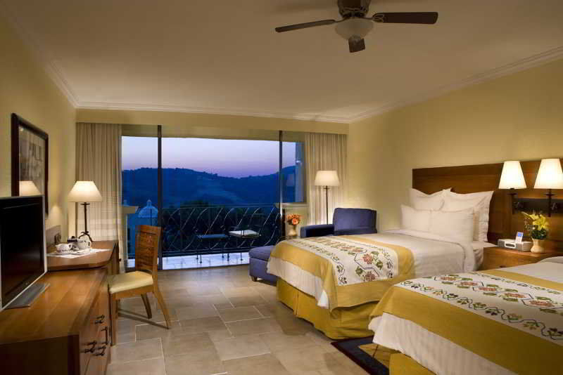 Fiesta Americana Hacienda Ixtapan De La Sal Zewnętrze zdjęcie A guest room at the Four Seasons Resort