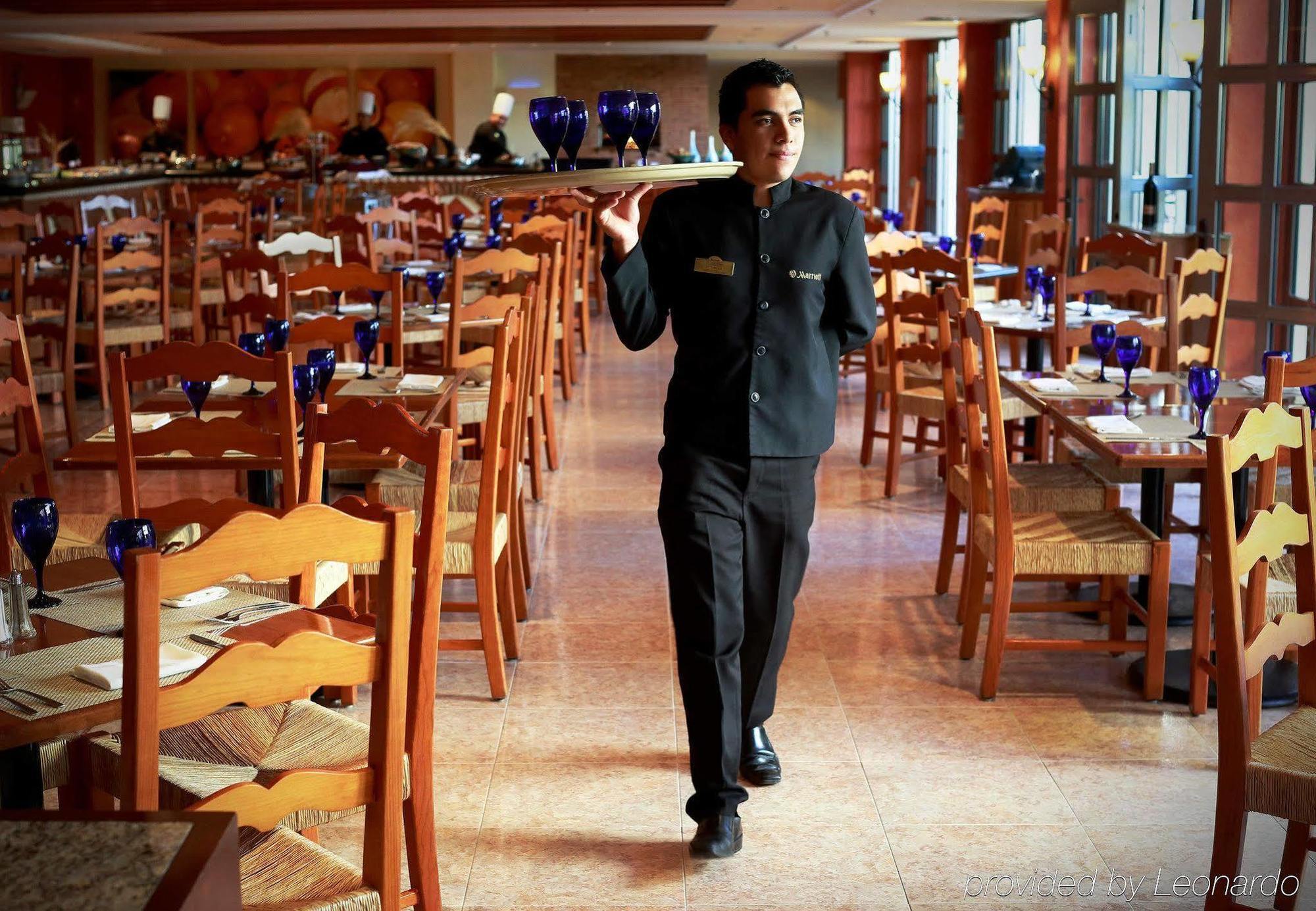 Fiesta Americana Hacienda Ixtapan De La Sal Zewnętrze zdjęcie A restaurant busboy