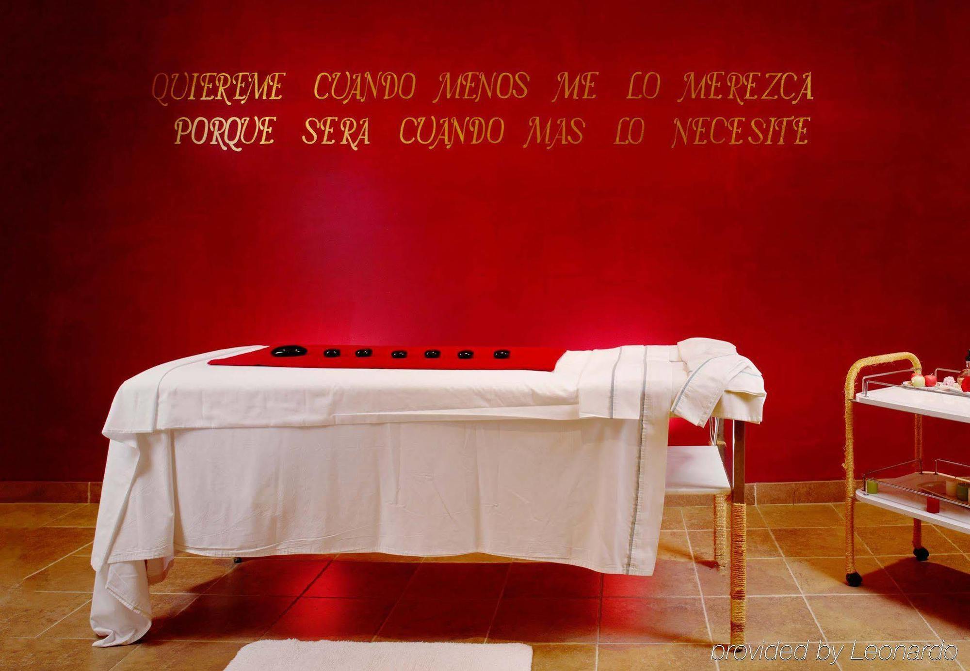 Fiesta Americana Hacienda Ixtapan De La Sal Zewnętrze zdjęcie A massage table